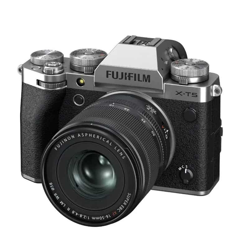Fujifilm X-T5 Kamera mit XF16-50mm Objektiv in Silber.